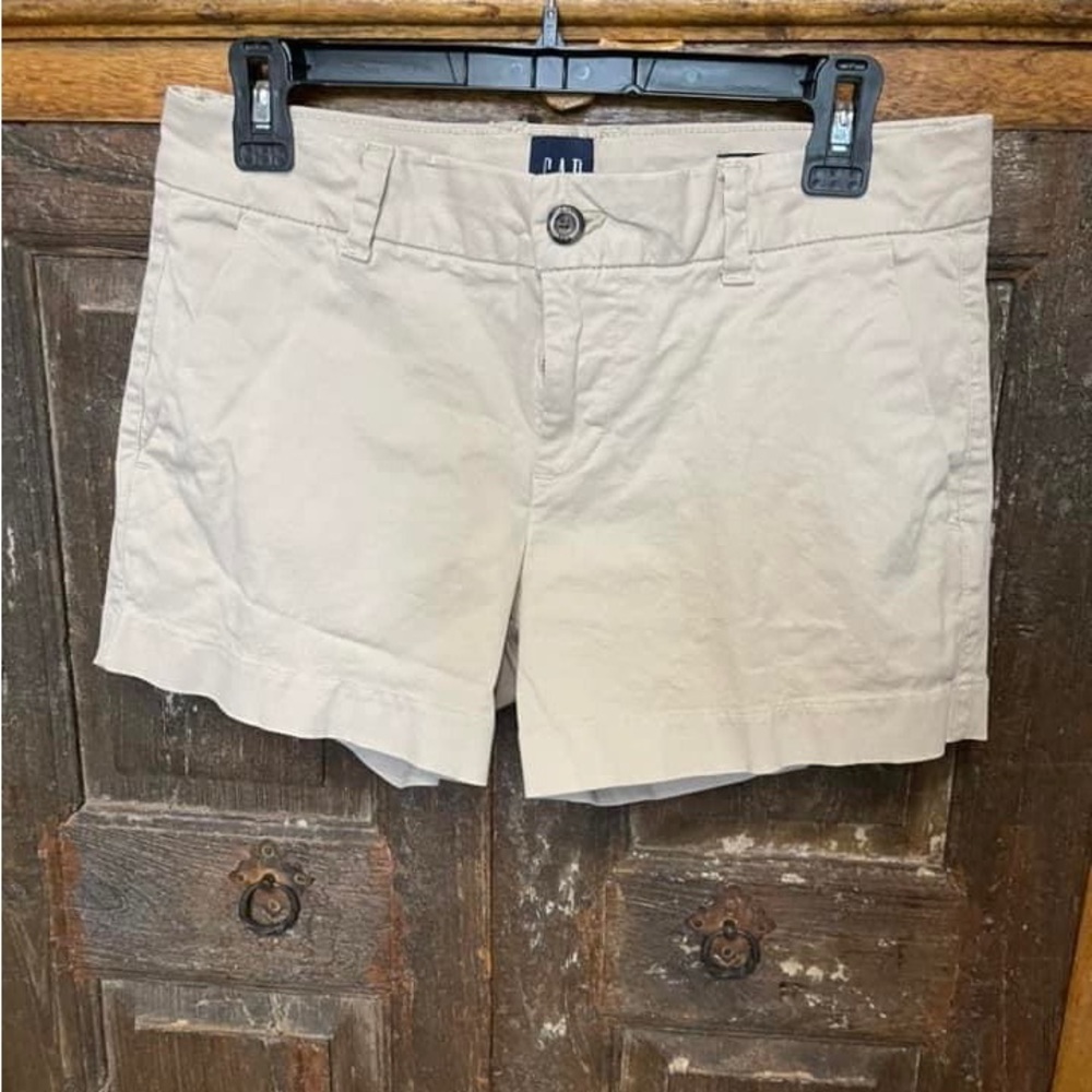 Gap Relaxed Girlfriend Chino Shorts 4” Size: 4
Color: Humus